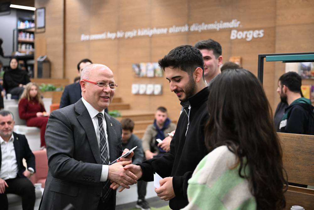 Başkan Yılmaz, Uyumayan Kütüphanesi’ndeki öğrencilerle bir araya geldi