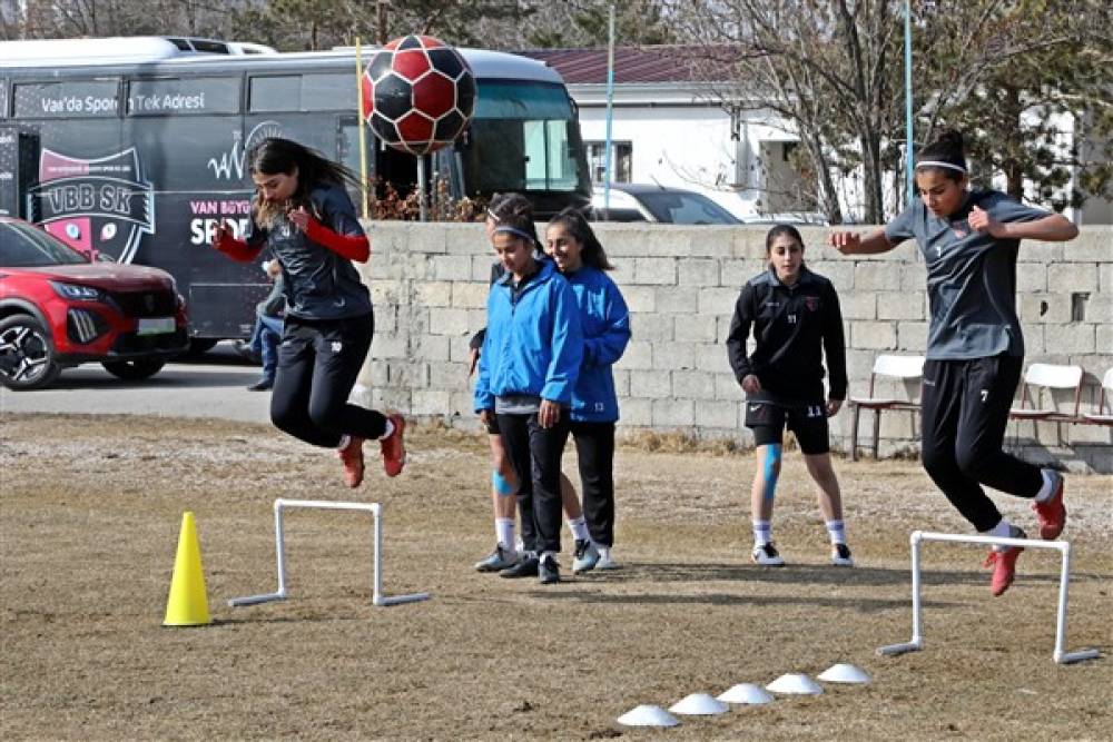 Van BBSK Kadın Futbol Takımı, yeni sezon antrenmanlarını tamamladı