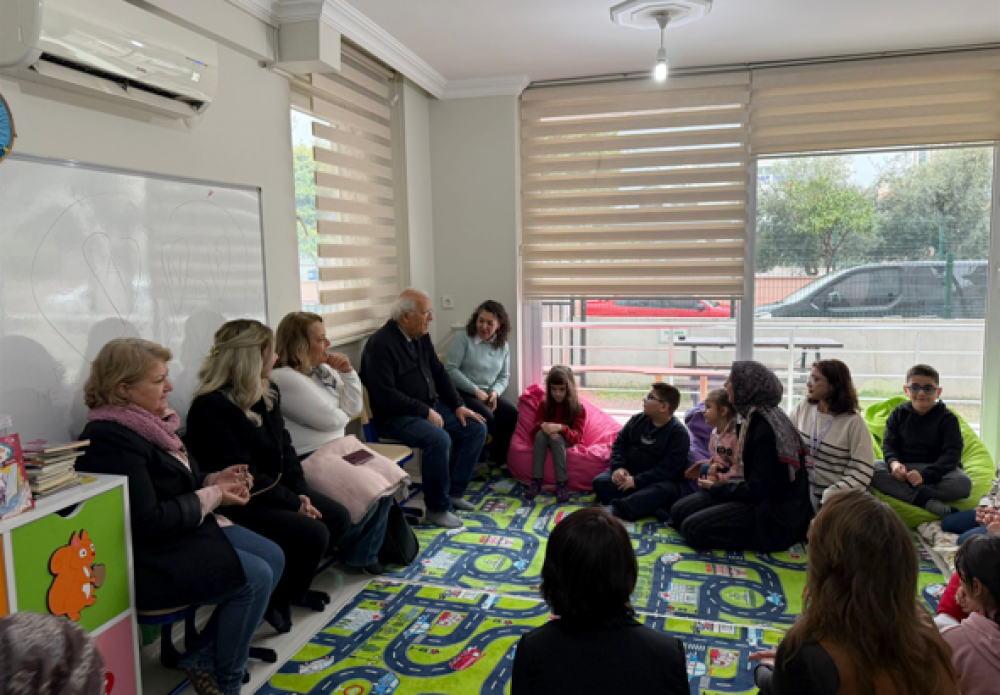 Seslendirilen masal kitaplarının kayıtları &ccedil;ocuklara hediye edildi
