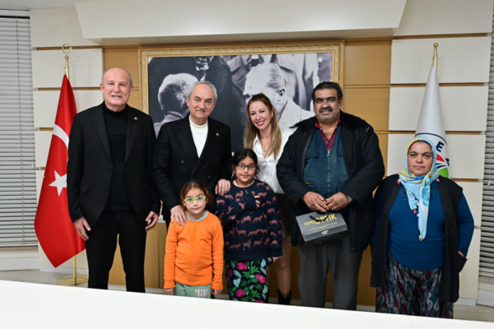 Başkan Kocag&ouml;z, g&ouml;rme sorunu olan &ouml;ğrencilere g&ouml;zl&uuml;klerini teslim etti 