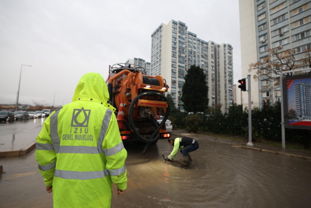 İzmir&rsquo;de kuvvetli sağanak etkili oldu
