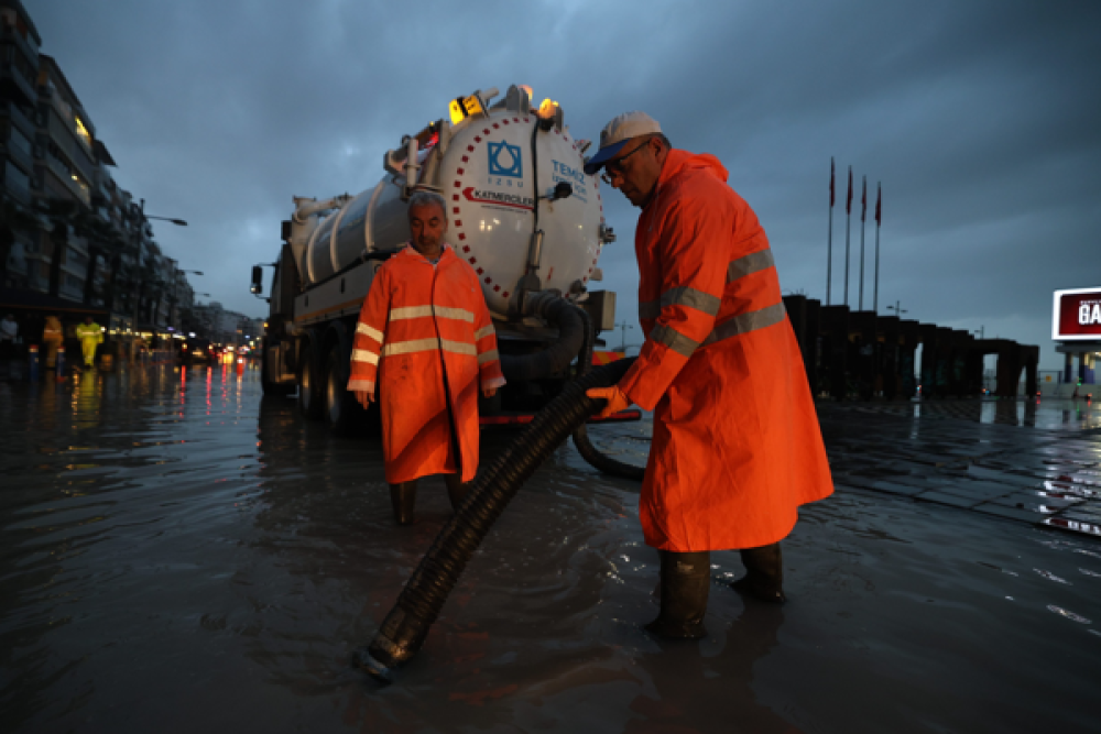 İzmir&rsquo;de yağış ve deniz seviyesi hareketliliğine m&uuml;dahale
