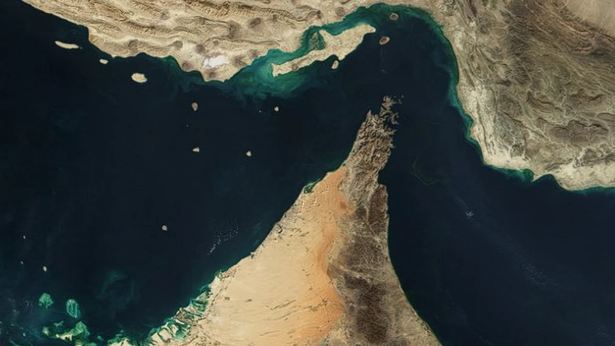 İran H&uuml;rm&uuml;z Boğazı&rsquo;nda petrol tankerini vurdu: Gemi alev aldı