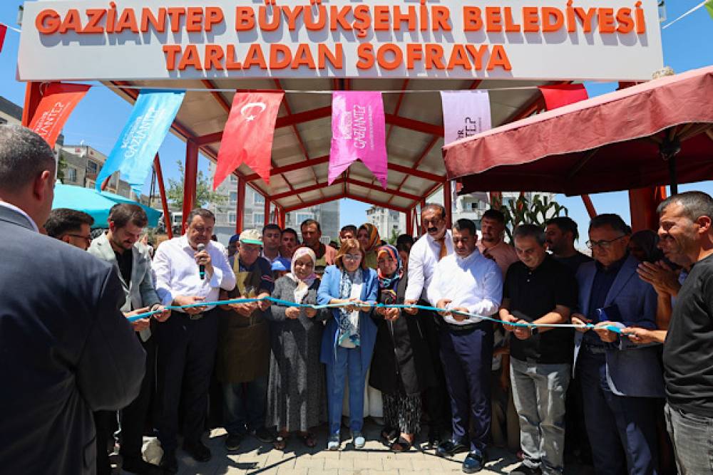  Serinevler Mahallesi'nde "Haydi Tarladan Sofraya" pazar yeri a&ccedil;ıldı