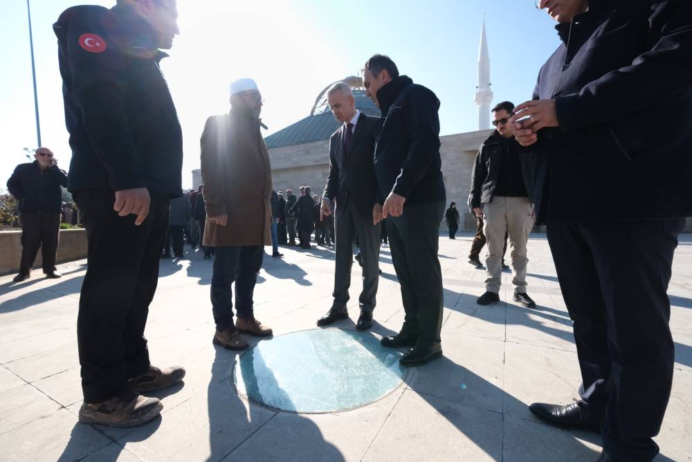 Vali Çiçekli, Ahmet Yesevi Camii'nde inceleme yaptı