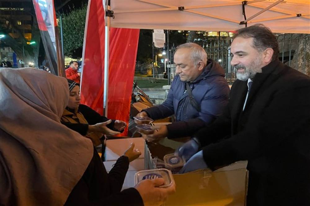 Başkan Bozbey, İshakpaşa Cami'nde vatandaşlara lokma ikram etti