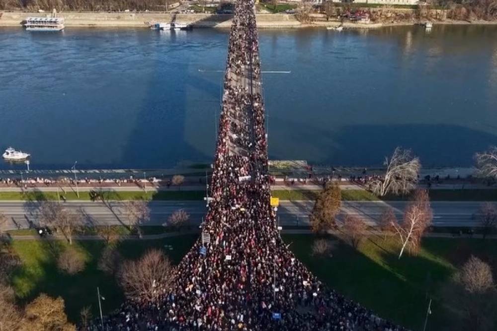 Sırbistan'da binlerce kişi tren istasyonu kazası nedeniyle hükümeti protesto etti