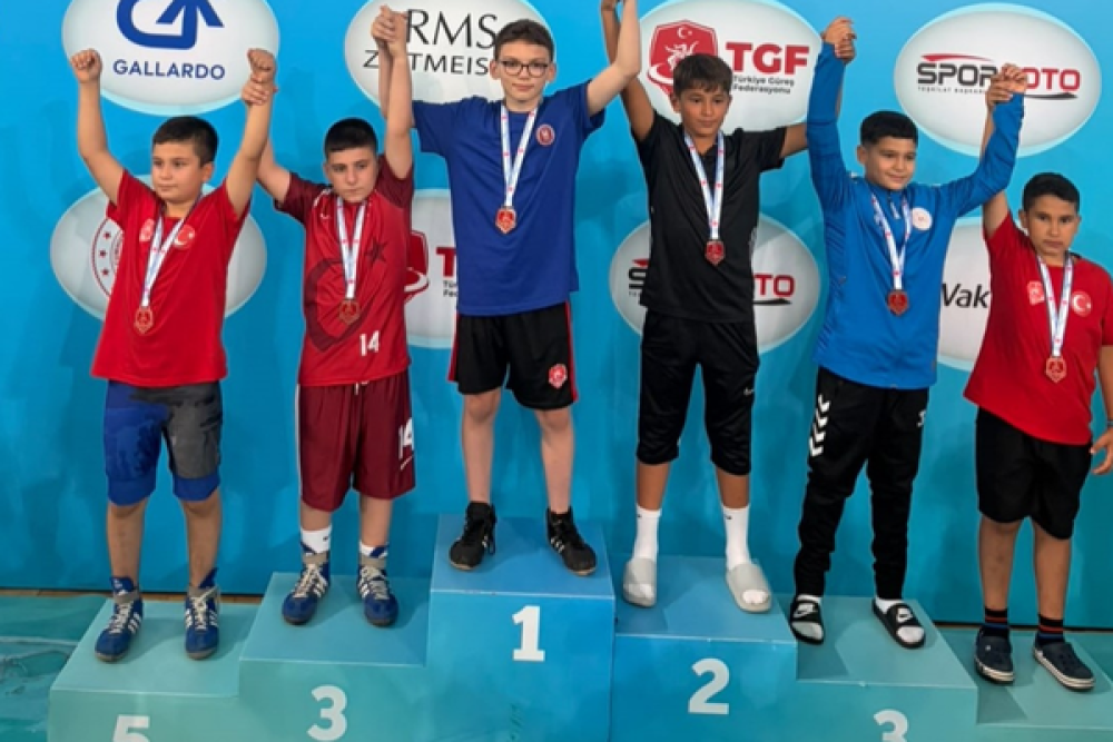 Osmangazi Belediyesporlu g&uuml;reş&ccedil;ilerden madalya