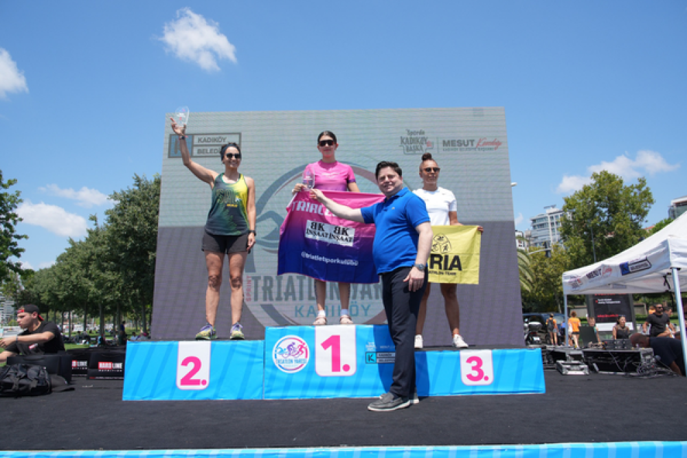 Kadık&ouml;y'de sprint triatlon heyecanı: Yaklaşık 500 sporcu yarıştı
