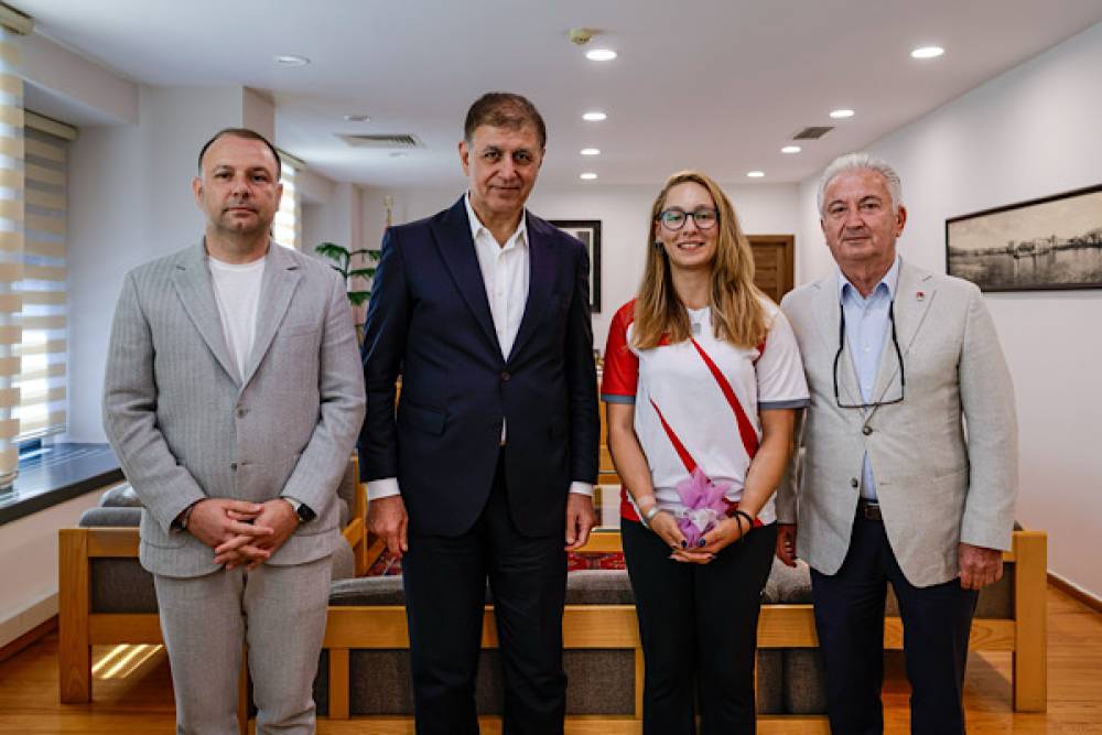 D&uuml;nya Yenihayat, Akdeniz Oyunları&rsquo;ndaki madalyalarını Tugay ile paylaştı