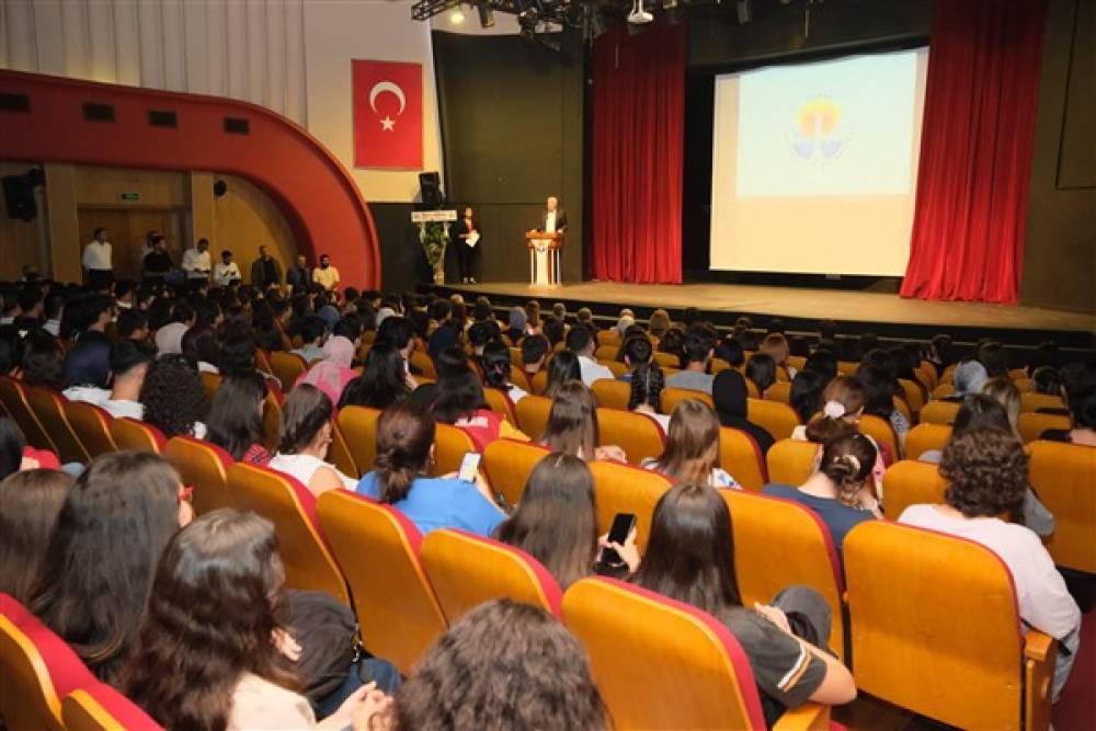 Adana'da öğrenciler için “Kendi Geleceğini İnşa Etmek” konulu toplantı düzenlendi