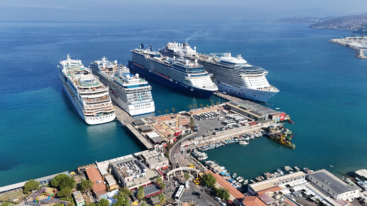 Marmaris'in ardından bir kruvaziyer de Bodrum'a demir attı! 2 bin 500'&uuml; aşkın turist geldi