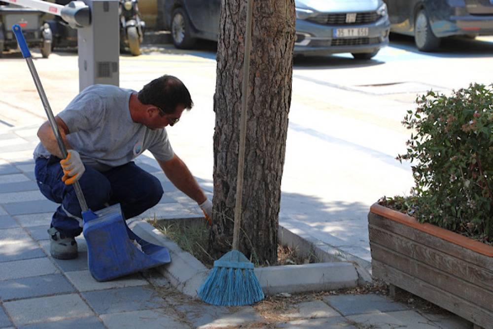  Menderes'te cadde temizliği &ccedil;alışmaları başlatıldı