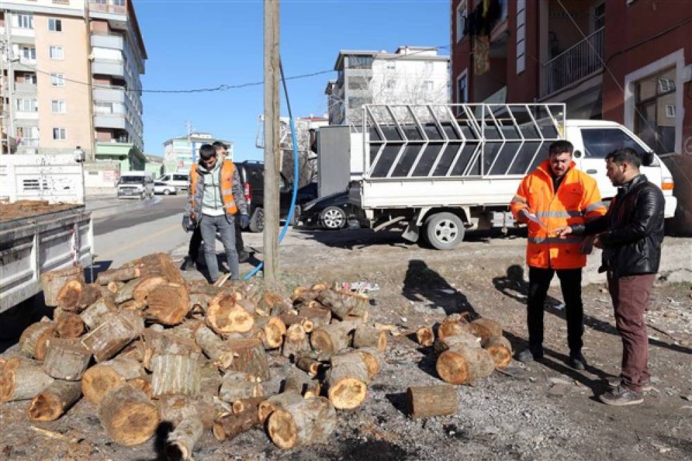 Yenimahalle’de budanan dallar ihtiyaç sahiplerine yakacak olarak dağıtılıyor