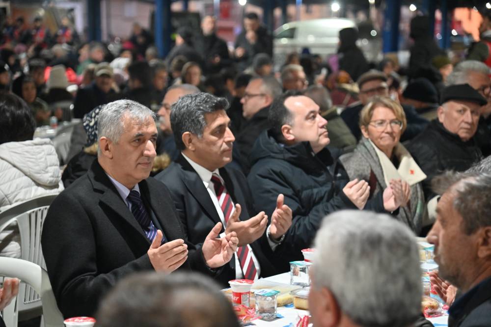 Başkan Zeyrek, Cumhuriyet Meydanı’nda Vatandaşlarla iftarda buluştu