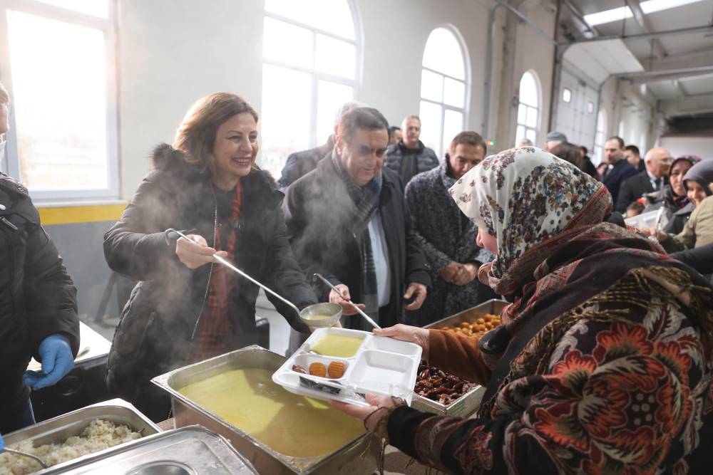 Eskişehir Büyükşehir Belediyesi bu yılki iftar programına Mahmudiye ilçesinde başladı