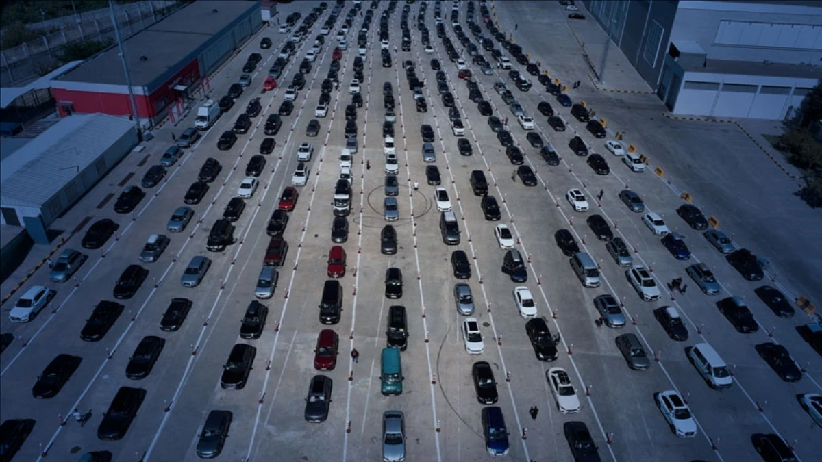 Bayramda g&uuml;mr&uuml;k kapılarından 323 bin yolcu giriş-&ccedil;ıkış yaptı:  Kapıkule yoğunlukta ilk sırada yer aldı