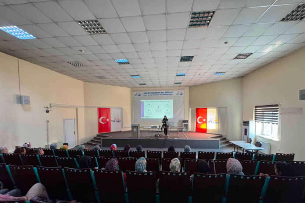 Van B&uuml;y&uuml;kşehir Belediyesi personeline t&uuml;t&uuml;n bağımlılığı semineri