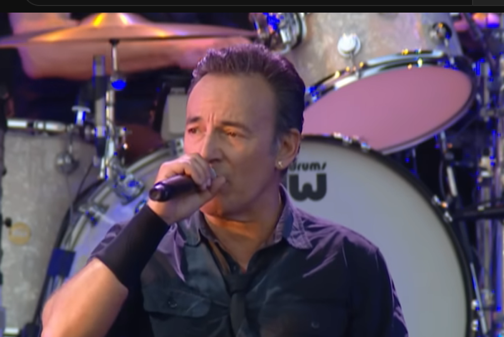 Bruce Springsteen Trump'ı eleştirip Kamala Harris'i 