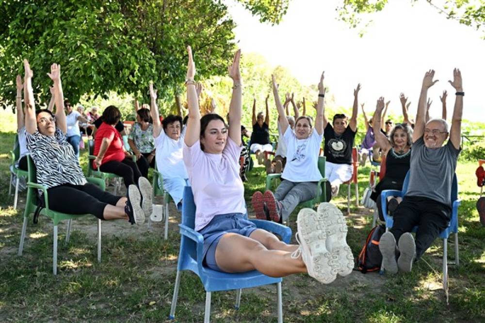 Muratpaşa Belediyesi'nden yaşlılar için yoga etkinliği