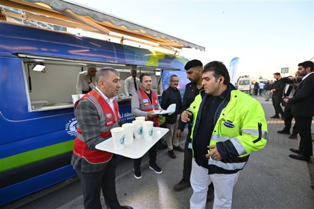 Bingöl’den işe giden vatandaşlara çorba ve simit ikramı