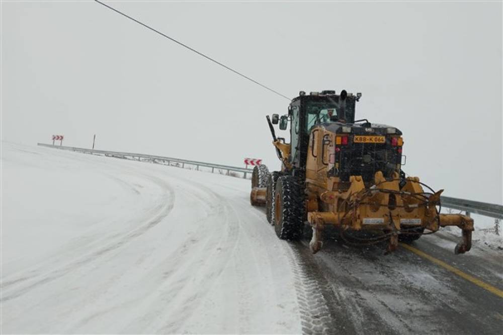 Kayseri'de  272 kırsal mahalle yolu karla mücadele çalışmalarıyla yeniden ulaşıma açıldı