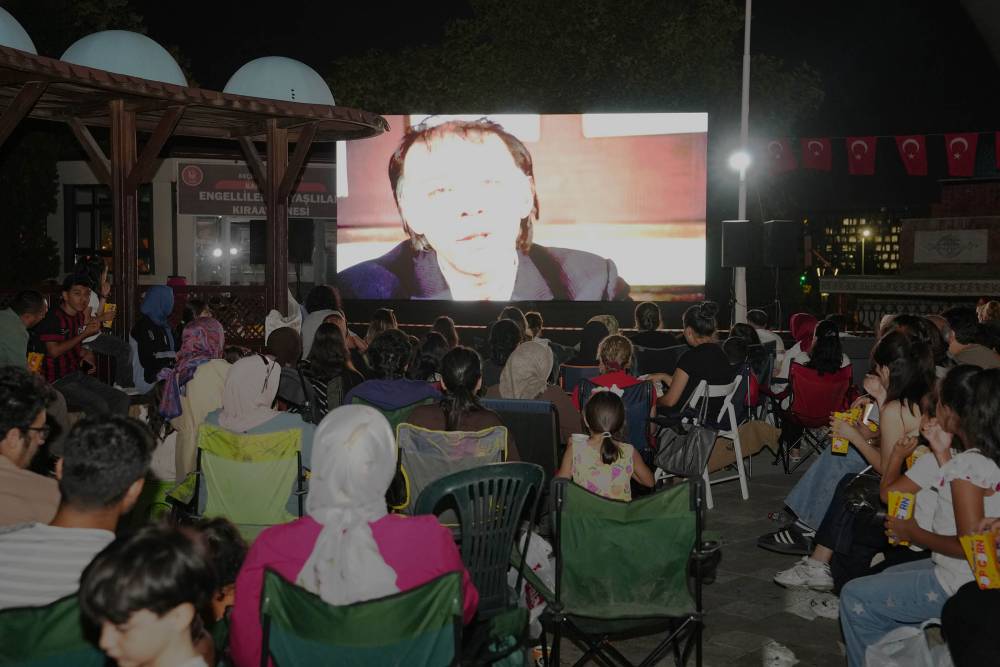 Ke&ccedil;i&ouml;ren'de a&ccedil;ık hava sinemasında &ldquo;Hababam Sınıfı Tatilde&rdquo; g&ouml;sterildi