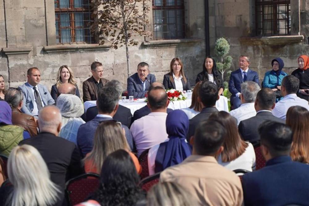 Başkan Büyükkılıç, Bakan Tekin ile Öğretmenler Odası Buluşması Programı'na katıldı