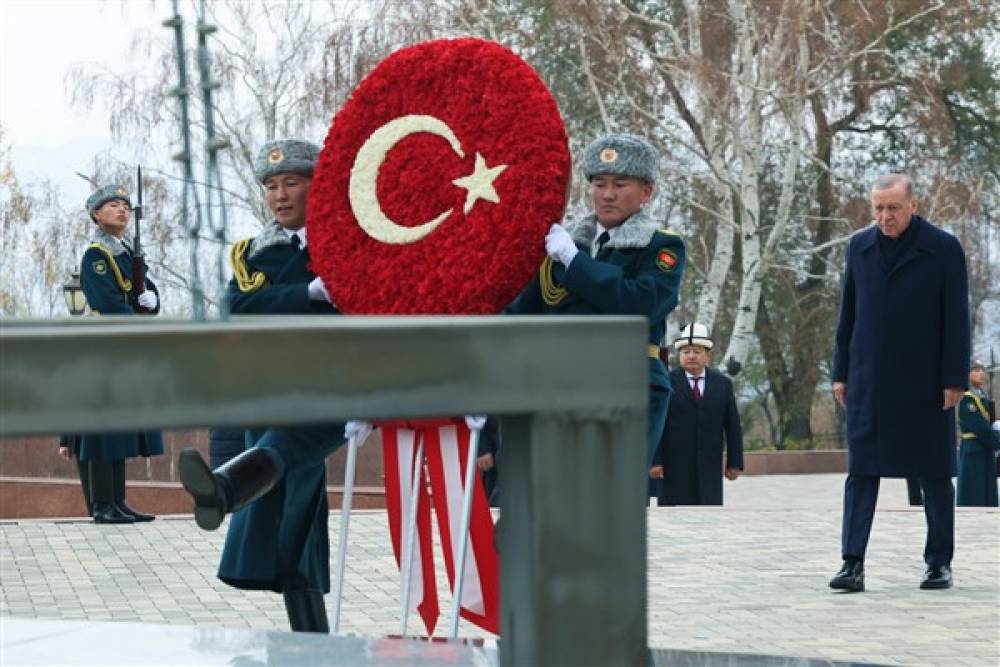 Erdoğan, Kırgızistan’da Ata Beyit Anıtı’nı ve Cengiz Aytmatov’un kabrini ziyaret etti