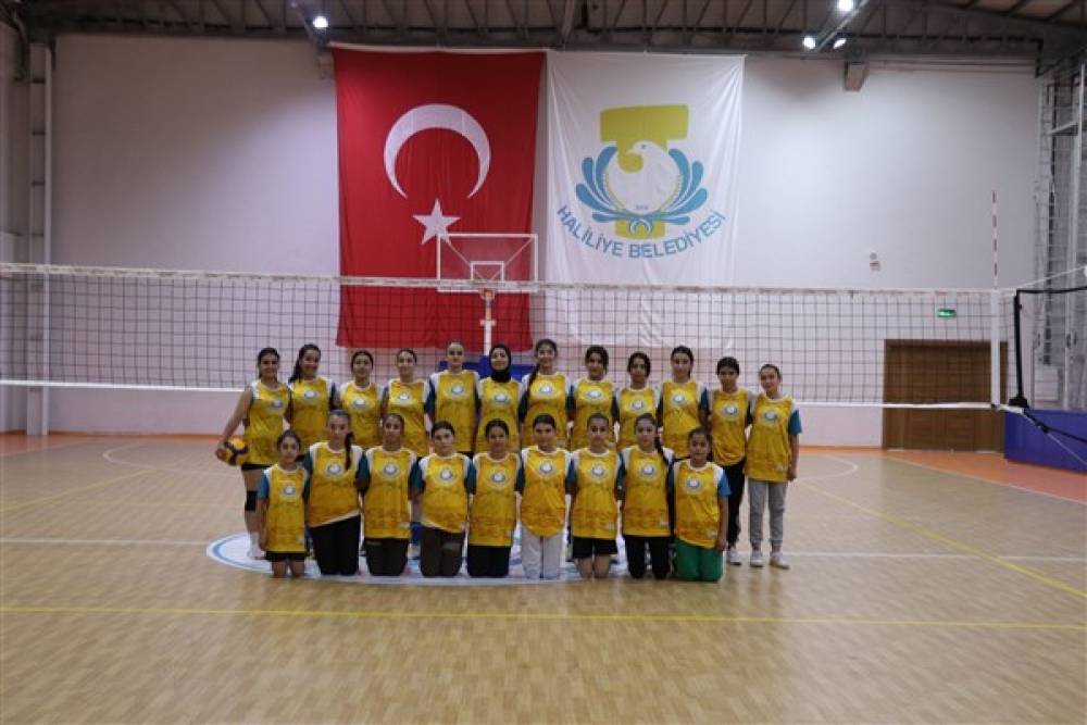 Haliliye Belediyesi’nin genç voleybolculara yönelik kursları devam ediyor 