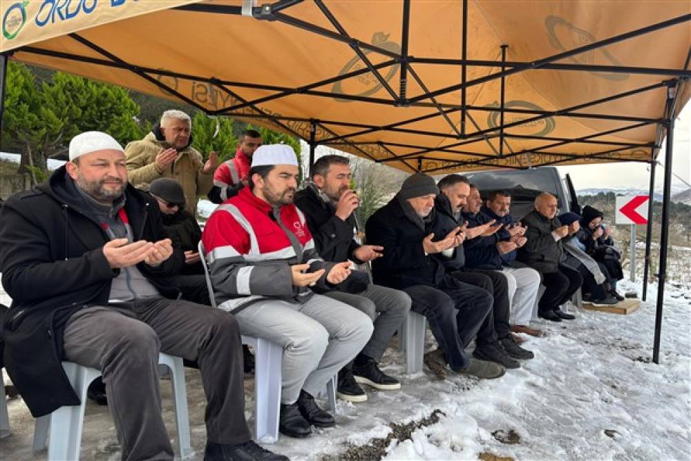 Ordu'da 6 Şubat depreminde hayatını kaybedenler için mezarlarında Kur'an-ı Kerim okundu