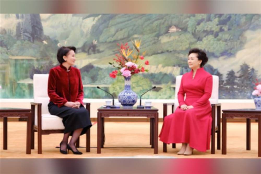 Peng Liyuan ve Aigul Caparov Beijing’de bir araya geldi 