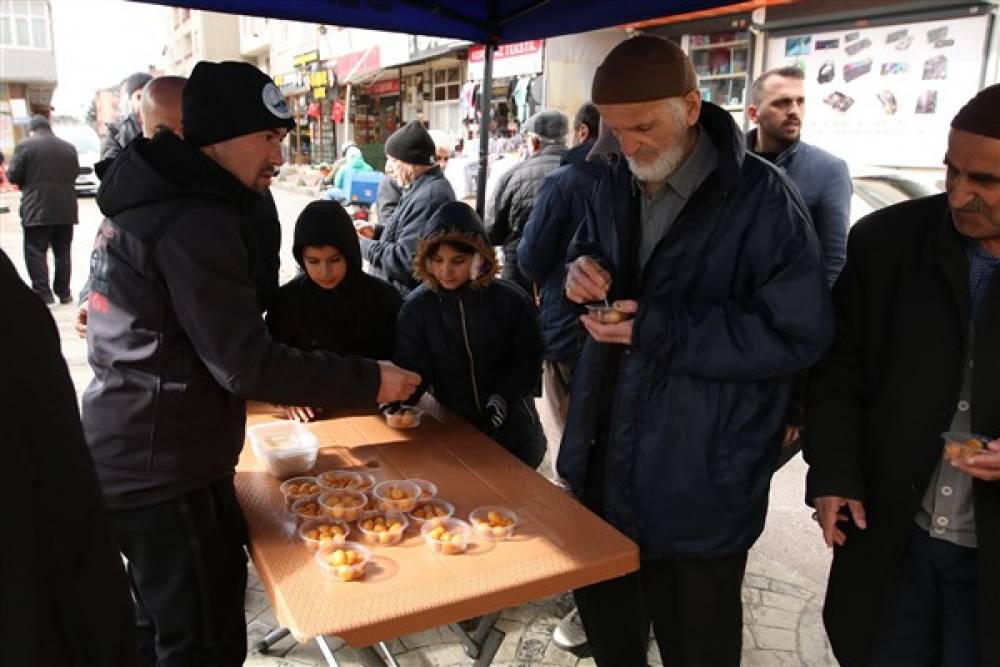 Derince'de 6 Şubat depreminde hayatını kaybedenler için lokma dağıtıldı