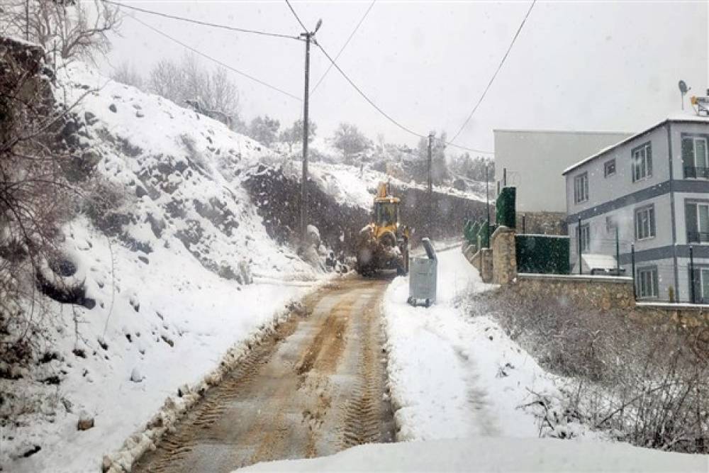 Mudanya'da etkili kar yağışı sonrası tuzlama çalışmaları sürdürülüyor