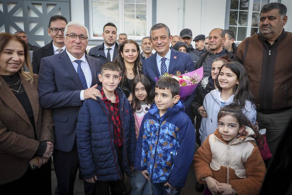 CHP Genel Başkanı Özel, Pazarcık Belediyesi önünde vatandaşlara seslendi