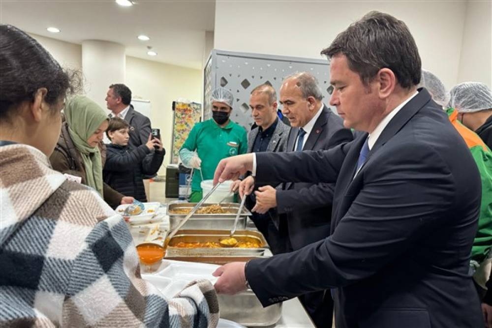 Başkan Aydın vatandaşlara iftar yemeği dağıttı