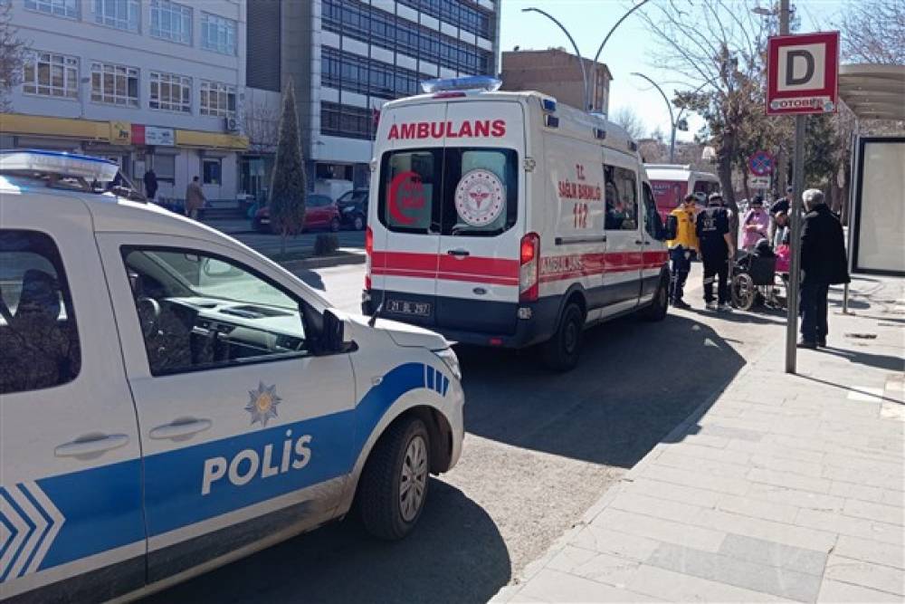 Diyarbakır'da 80 yaşındaki A.E. oğlu tarafından tekerlekli sandalyesiyle yola atıldı