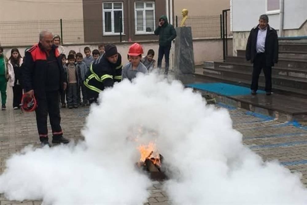 İscehisar Belediyesi öğrencilere yangın ve deprem eğitimi veriyor