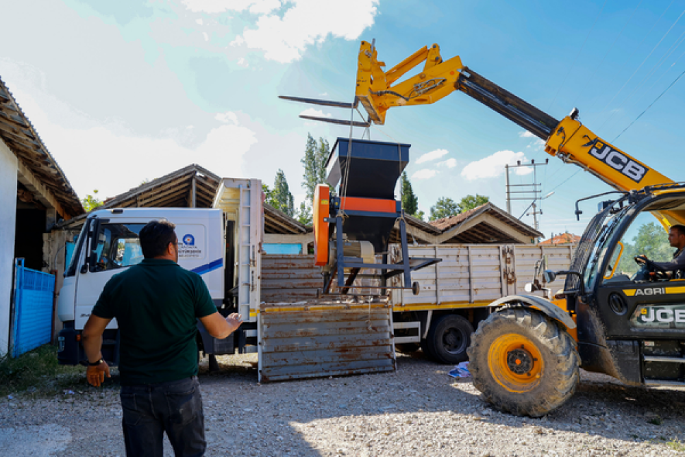 Antalya B&uuml;y&uuml;kşehir Belediyesi'nden Korkuteli &uuml;reticisine makine desteği