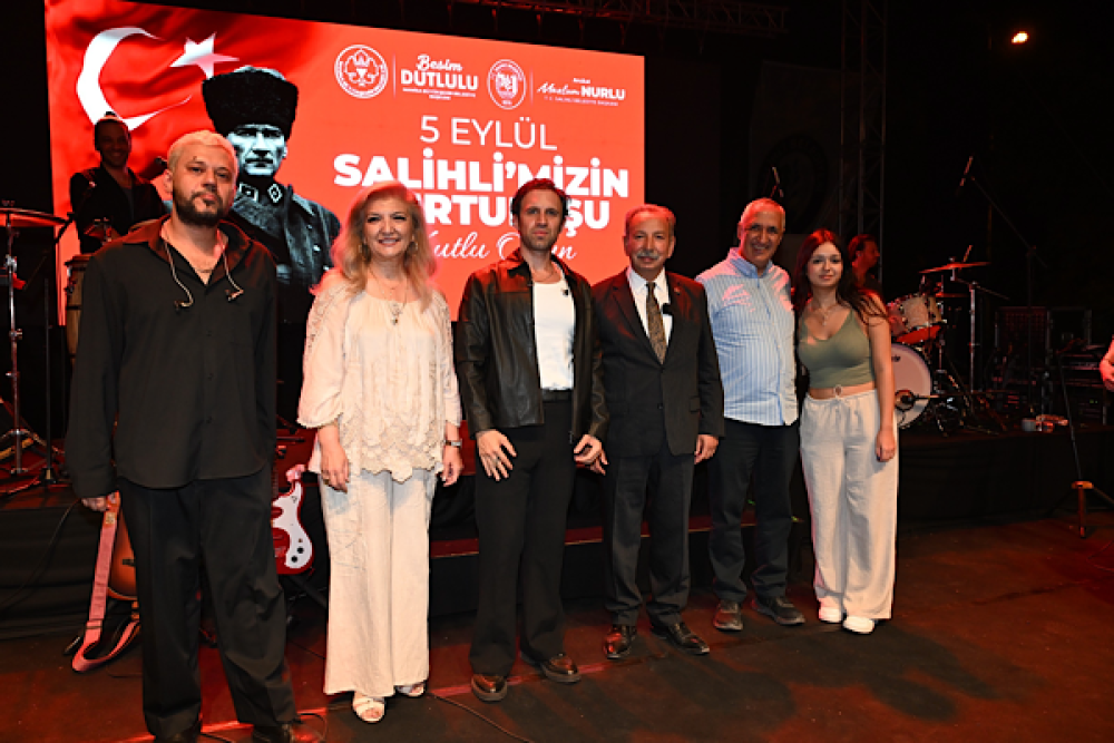 Salihli&rsquo;nin kurtuluşunun 104&rsquo;&uuml;nc&uuml; yıl d&ouml;n&uuml;m&uuml;nde Adamlar sahne aldı