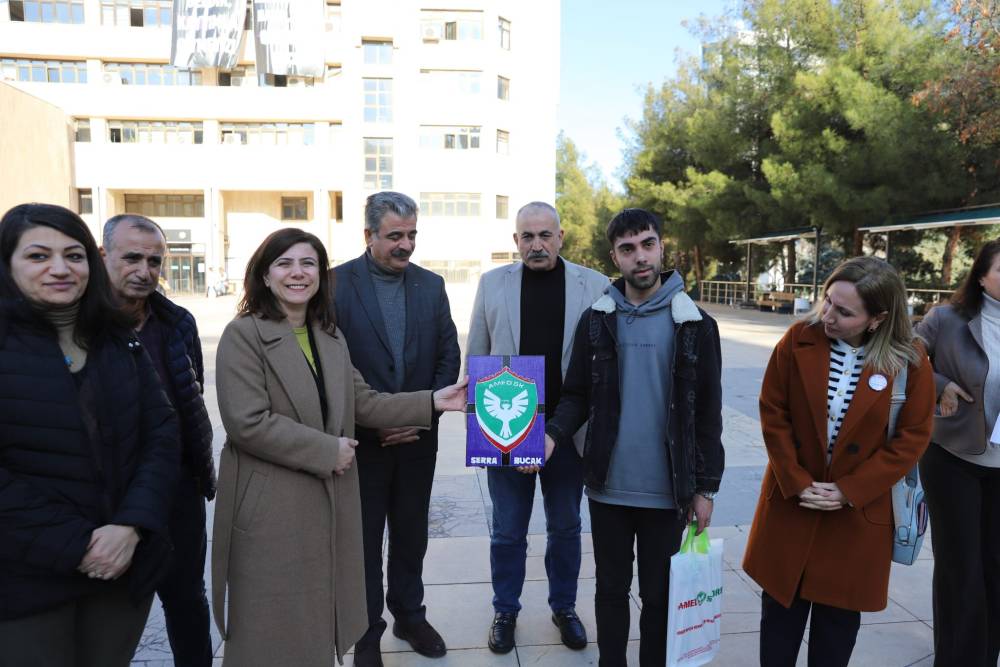 Eş Başkan Bucak, Yenişehir ilçesi Lise Caddesi’ndeki esnafı ziyaret etti