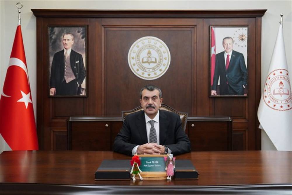 Bakan Tekin, Hz. İmam H&uuml;seyin Cemevi'ni ziyaret etti