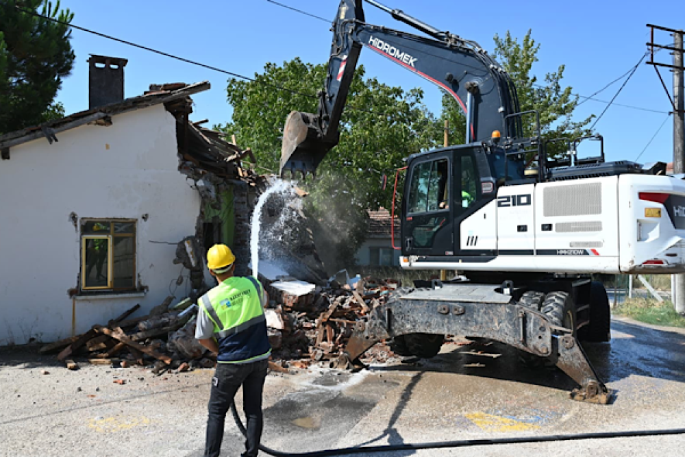 Karacabey&rsquo;de metruk okul lojmanı yıkıldı