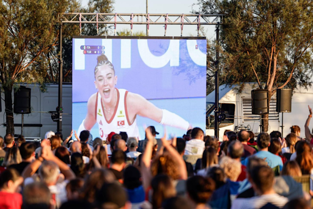 İzmir&rsquo;de Filenin Sultanları&rsquo;nın şampiyonluk coşkusu