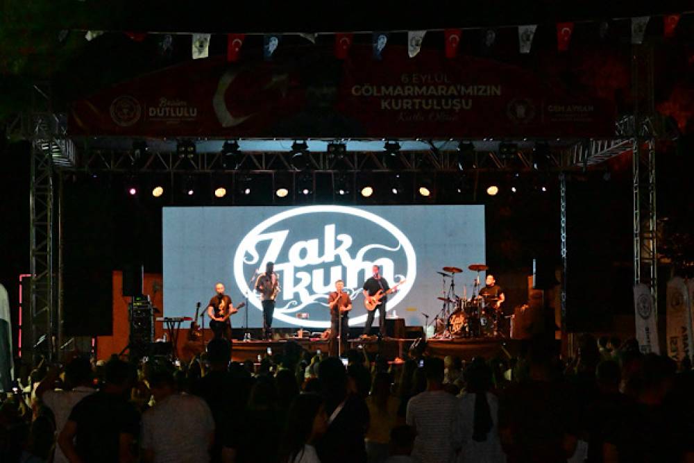 G&ouml;lmarmara'nın kurtuluş yıl d&ouml;n&uuml;m&uuml; Zakkum konseriyle kutlandı