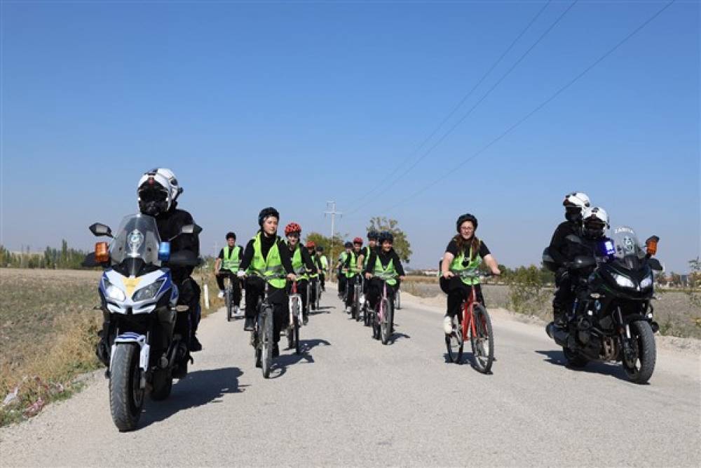 Lise öğrencileri doğal ve tarihi güzellikler eşliğinde pedal çevirdi