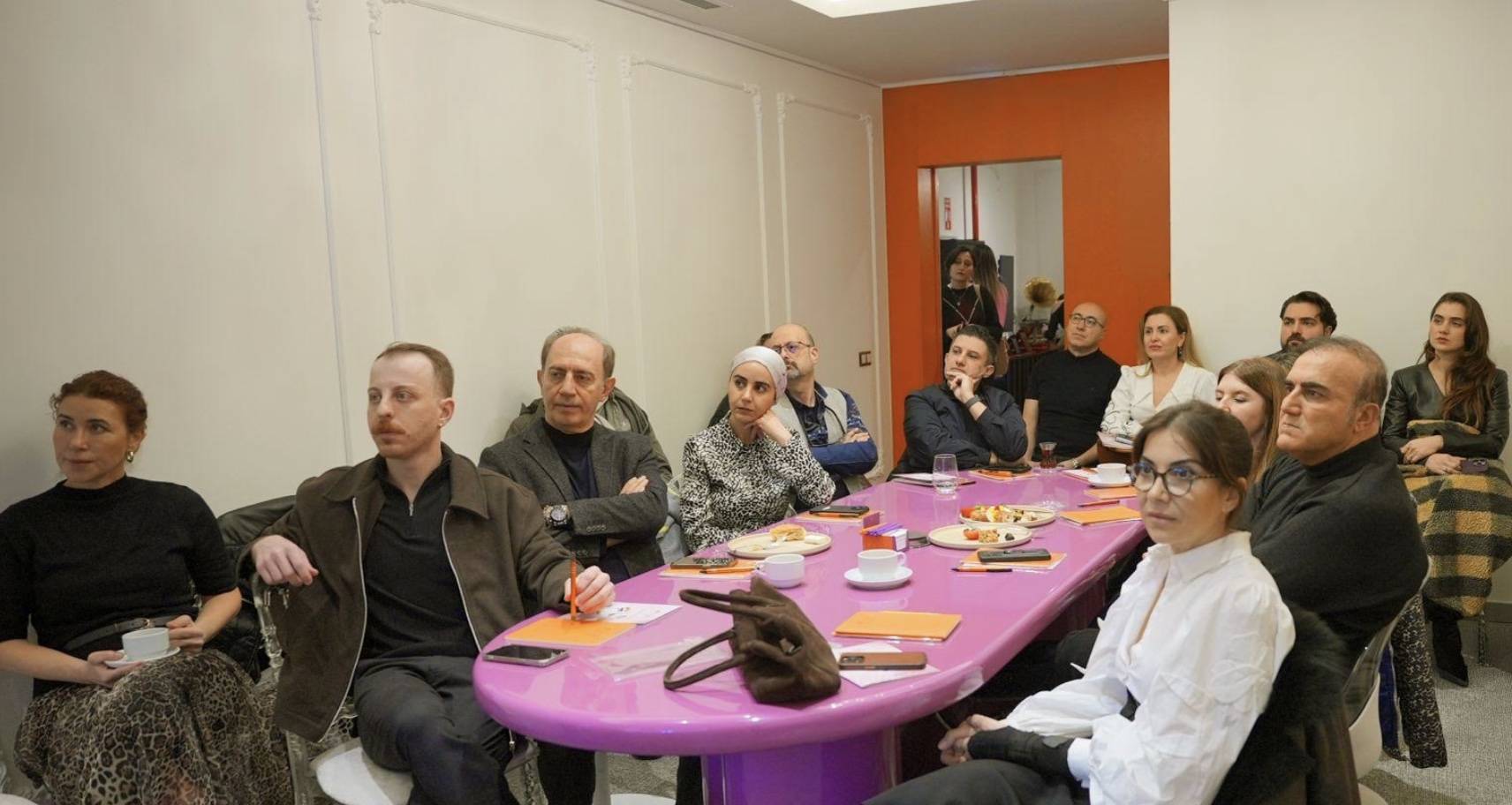 Kadın eliyle gen&ccedil; nesillerle buluşturulan ebru geleceğe taşınıyor