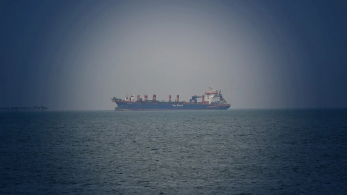 H&uuml;rm&uuml;z Boğazı 2 haftalık mola ile a&ccedil;ıldı: İlk gemiler ge&ccedil;ti