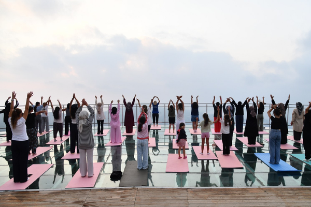 Zorkun Yaylası&rsquo;nda g&uuml;n batımımına karşı yoga buluşması