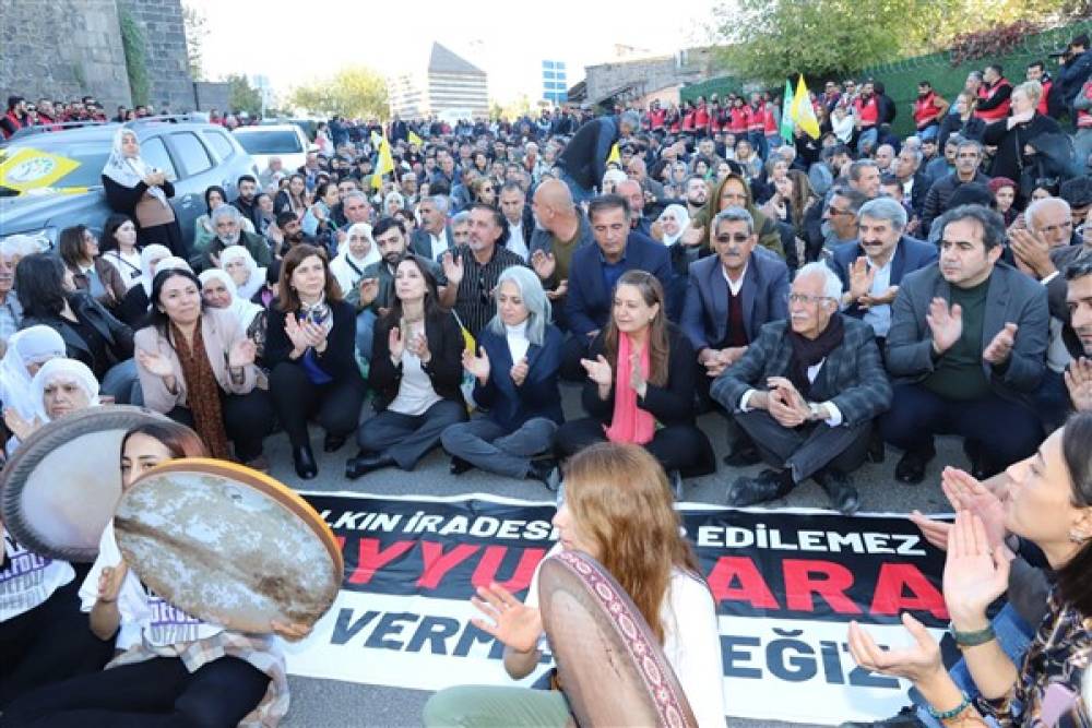 Diyarbakır Büyükşehir Belediyesi Eş Başkanları Bucak ve Hatun, protesto yürüyüşüne katıldı